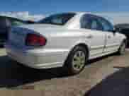 2002 Hyundai Sonata z VIN KMHWF25S82A665767, wystawiony jako Copart lot #77455604 z przebiegiem 38 138 mil mil oraz Nie do naprawy • Non repairable. Historia ofert i sprzedaży dostępna na DreamBid. Obrazek 3.