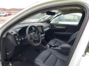 ✅ 2024 Volvo XC40 Ultimate Bright Theme • VIN: YV4L12UF8R2265543 • Lot: 42546549. Wystawiony na IAAI z przebiegiem Nie podano. Bezpłatny archiwum sprzedaży aukcyjnych z USA i szczegółowy raport historii pojazdu na DreamBid. Zdjęcie 5.