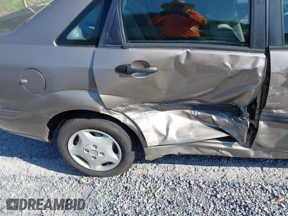 ✅ 2003 Ford Focus LX • VIN: 1FAFP33P63W324786 • Lot: 42693187. Wystawiony na IAAI z przebiegiem 128 597 mil. Bezpłatny archiwum sprzedaży aukcyjnych z USA i szczegółowy raport historii pojazdu na DreamBid. Zdjęcie 12.