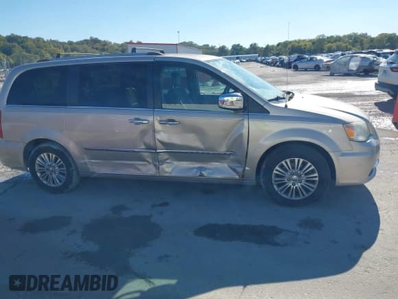 ✅ 2013 Chrysler Town & Country Limited • VIN: 2C4RC1GG1DR682485 • Лот: 43573940. Опубликован ранее на IAAI с пробегом 241 210 миль. Бесплатный доступ к архиву аукционных продаж из США и подробный отчёт об истории автомобиля на DreamBid. Изображение 6.