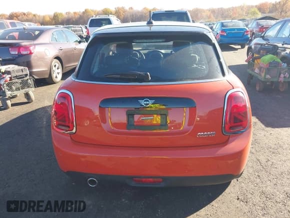 ✅ 2020 MINI Hardtop 4 Door Cooper • VIN: WMWXU7C07L2M08900 • Lot: 43640448. Wystawiony na IAAI z przebiegiem 12 944 mil. Bezpłatny archiwum sprzedaży aukcyjnych z USA i szczegółowy raport historii pojazdu na DreamBid. Zdjęcie 16.