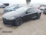 ✅ 2022 Tesla Model S • VIN: 5YJSA1E5XNF463529 • Lot: 43714895. Wystawiony na IAAI z przebiegiem 55 399 mil. Bezpłatny archiwum sprzedaży aukcyjnych z USA i szczegółowy raport historii pojazdu na DreamBid. Zdjęcie 2.