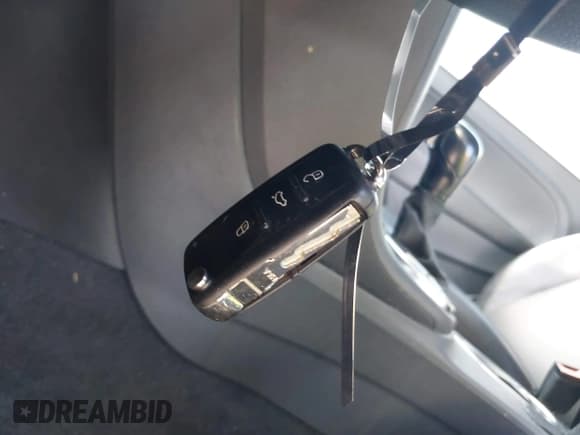 ✅ 2013 Volkswagen Beetle 2.5L • VIN: 3VW5X7AT0DM803667 • Lot: 43412543. Wystawiony na IAAI z przebiegiem Nie podano. Bezpłatny archiwum sprzedaży aukcyjnych z USA i szczegółowy raport historii pojazdu na DreamBid. Zdjęcie 11.