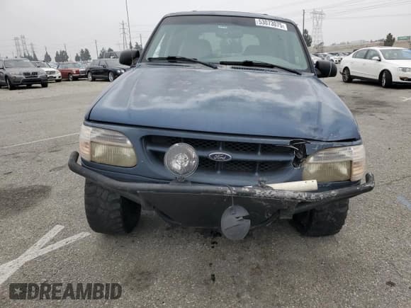 ✅ 2000 Ford Explorer XLT • VIN: 1FMZU63P6YZB71118 • Lot: 53073075. Wystawiony na Copart z przebiegiem 86 387 mil. Bezpłatny archiwum sprzedaży aukcyjnych z USA i szczegółowy raport historii pojazdu na DreamBid. Zdjęcie 5.