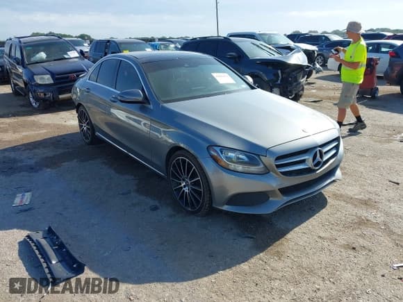 ✅ 2016 Mercedes-Benz C 300 • VIN: 55SWF4JBXGU144956 • Lot: 42442671. Wystawiony na IAAI z przebiegiem 96 141 mil. Bezpłatny archiwum sprzedaży aukcyjnych z USA i szczegółowy raport historii pojazdu na DreamBid. Zdjęcie 1.