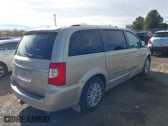 ✅ 2014 Chrysler Town & Country Limited • VIN: 2C4RC1GG8ER156047 • Лот: 43458062. Опубликован ранее на IAAI с пробегом 175 542 миль. Бесплатный доступ к архиву аукционных продаж из США и подробный отчёт об истории автомобиля на DreamBid. Изображение 4.