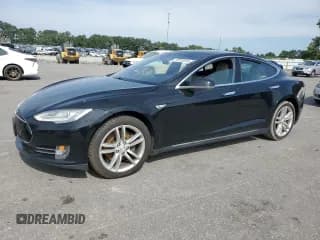 ✅ 2015 Tesla Model S 85 • VIN: 5YJSA1H10FFP74798 • Лот: 70705315. Опубликован ранее на Copart с пробегом 133 006 миль. Бесплатный доступ к архиву аукционных продаж из США и подробный отчёт об истории автомобиля на DreamBid. Изображение 1.