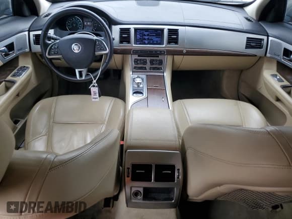 ✅ 2013 Jaguar XF RWD • VIN: SAJWA0ES1DPS68135 • Lot: 70952755. Wystawiony na Copart z przebiegiem 66 582 mil. Bezpłatny archiwum sprzedaży aukcyjnych z USA i szczegółowy raport historii pojazdu na DreamBid. Zdjęcie 8.