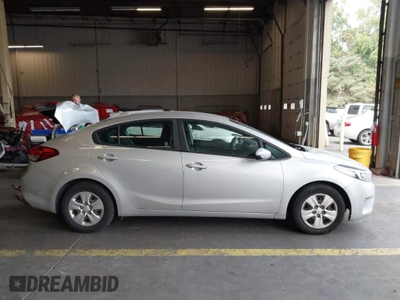 ✅ 2018 Kia Forte LX • VIN: 3KPFL4A75JE201177 • Лот: 43477056. Опубликован ранее на IAAI с пробегом 110 165 миль. Бесплатный доступ к архиву аукционных продаж из США и подробный отчёт об истории автомобиля на DreamBid. Изображение 13.