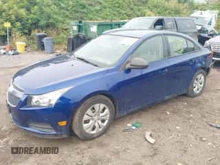 2013 Chevrolet Cruze LS z VIN 1G1PA5SH8D7148947, wystawiony jako IAAI lot #43274804 z przebiegiem 96 207 mil mil oraz . Historia ofert i sprzedaży dostępna na DreamBid. Obrazek 2.