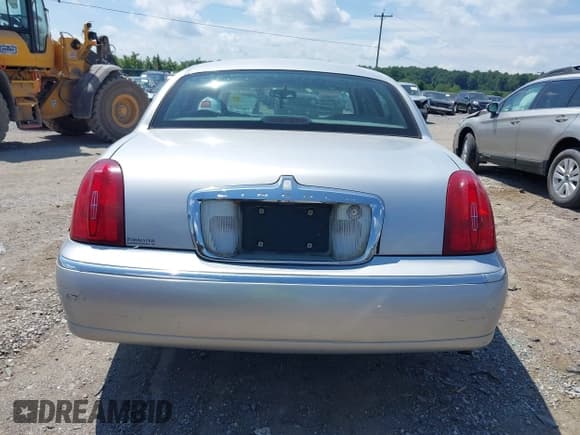 ✅ 1998 Lincoln Town Car Signature • VIN: 1LNFM82W1WY674095 • Lot: 42673161. Listed on IAAI with 150,245 mi. Free auction sales archive from the USA and detailed vehicle history report at DreamBid. Image 15.