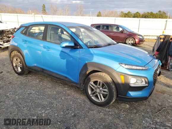 2020 Hyundai Kona SE z VIN KM8K1CAA0LU586836, wystawiony jako Copart lot #70412412 z przebiegiem 73 857 mil mil oraz . Historia ofert i sprzedaży dostępna na DreamBid. Obrazek 4.