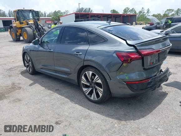 ✅ 2024 Audi Q8 e-tron S line Prestige • VIN: WA1DAAGEXRB062085 • Лот: 42486359. Опубликован ранее на IAAI с пробегом 8 832 миль. Бесплатный доступ к архиву аукционных продаж из США и подробный отчёт об истории автомобиля на DreamBid. Изображение 3.