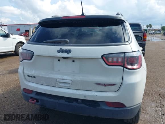 ✅ 2019 Jeep Compass Trailhawk • VIN: 3C4NJDDB8KT597782 • Lot: 43368576. Wystawiony na IAAI z przebiegiem 116 485 mil. Bezpłatny archiwum sprzedaży aukcyjnych z USA i szczegółowy raport historii pojazdu na DreamBid. Zdjęcie 17.