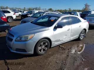 2013 Chevrolet Malibu LS z VIN 1G11B5SA1DF294554, wystawiony jako IAAI lot #43496896 z przebiegiem 130 032 mil mil oraz . Historia ofert i sprzedaży dostępna na DreamBid. Obrazek 2.