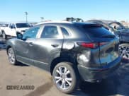 ✅ 2022 Mazda CX-30 S Carbon Edition • VIN: 3MVDMBCL4NM425196 • Lot: 43605916. Wystawiony na IAAI z przebiegiem 64 981 mil. Bezpłatny archiwum sprzedaży aukcyjnych z USA i szczegółowy raport historii pojazdu na DreamBid. Zdjęcie 6.