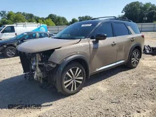 ✅ 2024 Nissan Pathfinder Platinum • VIN: 5N1DR3DG9RC296871 • Lot: 66087625. Wystawiony na Copart z przebiegiem 9 229 mil. Bezpłatny archiwum sprzedaży aukcyjnych z USA i szczegółowy raport historii pojazdu na DreamBid. Zdjęcie 1.