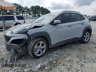 ✅ 2023 Hyundai Kona SEL • VIN: KM8K62AB3PU039635 • Лот: 65138184. Опубликован ранее на Copart с пробегом 21 982 миль. Бесплатный доступ к архиву аукционных продаж из США и подробный отчёт об истории автомобиля на DreamBid. Изображение 1.