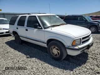 1997 Chevrolet Blazer LS z VIN 1GNDT13W2V2201660, wystawiony jako Copart lot #51158594 z przebiegiem 172 077 mil mil oraz Szkoda całkowita • Salvage title. Historia ofert i sprzedaży dostępna na DreamBid. Obrazek 4.