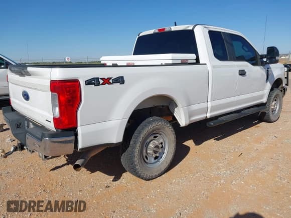 ✅ 2017 Ford F-250 XLT • VIN: 1FT7X2B64HEF20448 • Lot: 43143381. Wystawiony na IAAI z przebiegiem 157 031 mil. Bezpłatny archiwum sprzedaży aukcyjnych z USA i szczegółowy raport historii pojazdu na DreamBid. Zdjęcie 4.