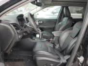 ✅ 2023 Jeep Cherokee Trailhawk • VIN: 1C4PJMBN8PD111961 • Lot: 81277854. Wystawiony na Copart z przebiegiem 13 079 mil. Bezpłatny archiwum sprzedaży aukcyjnych z USA i szczegółowy raport historii pojazdu na DreamBid. Zdjęcie 7.