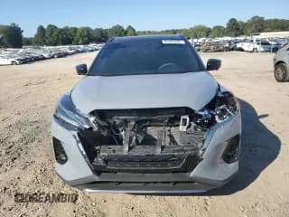 ✅ 2023 Nissan Kicks SR • VIN: 3N1CP5DV3PL551972 • Lot: 86482485. Wystawiony na Copart z przebiegiem 48 276 mil. Bezpłatny archiwum sprzedaży aukcyjnych z USA i szczegółowy raport historii pojazdu na DreamBid. Zdjęcie 5.