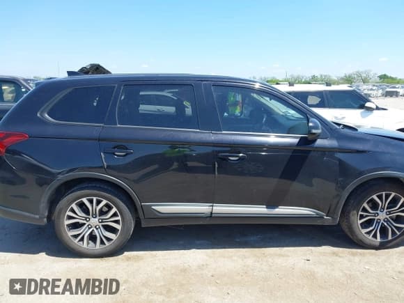 ✅ 2018 Mitsubishi Outlander SE • VIN: JA4AD3A32JZ067046 • Lot: 42098647. Listed on IAAI with 66,028 mi. Free auction sales archive from the USA and detailed vehicle history report at DreamBid. Image 13.
