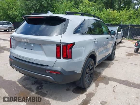 2022 Kia Sorento X-Line S z VIN 5XYRLDLC0NG095849, wystawiony jako IAAI lot #42663893 z przebiegiem 42 132 mil mil oraz . Historia ofert i sprzedaży dostępna na DreamBid. Obrazek 4.