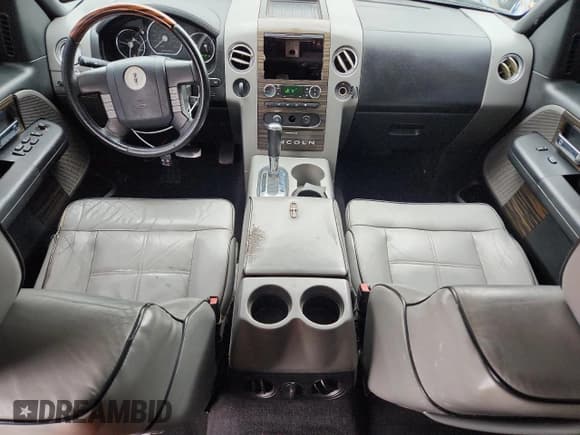 ✅ 2008 Lincoln Mark LT • VIN: 5LTPW18558FJ00636 • Lot: 85750155. Wystawiony na Copart z przebiegiem 207 630 mil. Bezpłatny archiwum sprzedaży aukcyjnych z USA i szczegółowy raport historii pojazdu na DreamBid. Zdjęcie 8.