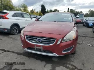 ✅ 2013 Volvo S60 T6 R-Design Platinum • VIN: YV1902FH8D1219587 • Lot: 86327495. Wystawiony na Copart z przebiegiem Nie podano. Bezpłatny archiwum sprzedaży aukcyjnych z USA i szczegółowy raport historii pojazdu na DreamBid. Zdjęcie 5.