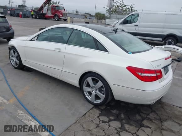 ✅ 2013 Mercedes-Benz E 350 • VIN: WDDKJ5KB9DF200871 • Lot: 42715286. Wystawiony na IAAI z przebiegiem 36 556 mil. Bezpłatny archiwum sprzedaży aukcyjnych z USA i szczegółowy raport historii pojazdu na DreamBid. Zdjęcie 3.