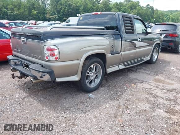 ✅ 2005 Chevrolet Silverado 1500 LS • VIN: 1GCEC19T95Z318749 • Lot: 42438829. Wystawiony na IAAI z przebiegiem 214 444 mil mil. Skorzystaj z bezpłatnego archiwum sprzedaży aukcyjnych z USA i zobacz szczegółowy raport historii pojazdu na DreamBid. Zdjęcie 4.