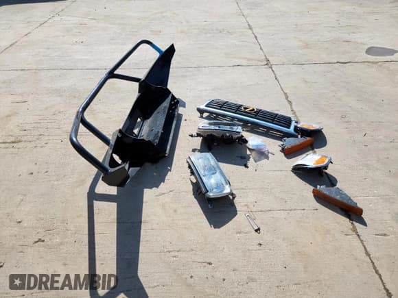 ✅ 1997 Lexus LX 450 • VIN: JT6HJ88JXV0185846 • Lot: 68550005. Wystawiony na Copart z przebiegiem 164 025 mil. Bezpłatny archiwum sprzedaży aukcyjnych z USA i szczegółowy raport historii pojazdu na DreamBid. Zdjęcie 13.