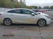 ✅ 2018 Chevrolet Cruze Premier • VIN: 1G1BF5SM3J7101054 • Lot: 43456753. Wystawiony na IAAI z przebiegiem 142 857 mil mil. Skorzystaj z bezpłatnego archiwum sprzedaży aukcyjnych z USA i zobacz szczegółowy raport historii pojazdu na DreamBid. Zdjęcie 13.