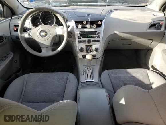 2011 Chevrolet Malibu 1LS z VIN 1G1ZB5E13BF130055, wystawiony jako Copart lot #82730765 z przebiegiem 131 254 mil mil oraz Czysty tytuł • Clean title. Historia ofert i sprzedaży dostępna na DreamBid. Obrazek 8.