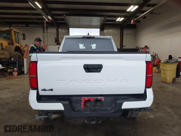 ✅ 2025 Toyota Tacoma SR • VIN: 3TMLB5JN2SM090394 • Лот: 41916312. Опубликован ранее на IAAI с пробегом 840 миль. Бесплатный доступ к архиву аукционных продаж из США и подробный отчёт об истории автомобиля на DreamBid. Изображение 17.