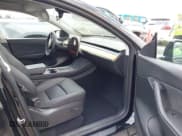 ✅ 2022 Tesla Model Y Long Range • VIN: 7SAYGDEE8NA004042 • Lot: 42941034. Wystawiony na IAAI z przebiegiem 35 769 mil. Bezpłatny archiwum sprzedaży aukcyjnych z USA i szczegółowy raport historii pojazdu na DreamBid. Zdjęcie 5.