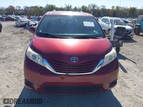 ✅ 2015 Toyota Sienna LE • VIN: 5TDKK3DC3FS572727 • Lot: 43696727. Wystawiony na IAAI z przebiegiem 169 978 mil. Bezpłatny archiwum sprzedaży aukcyjnych z USA i szczegółowy raport historii pojazdu na DreamBid. Zdjęcie 12.