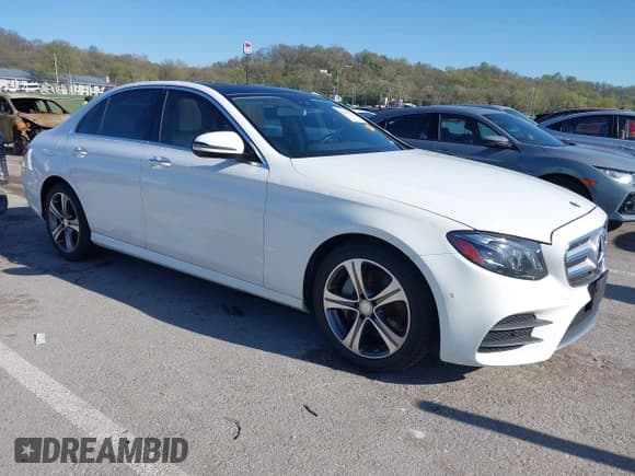 ✅ 2017 Mercedes-Benz E 300 Luxury • VIN: WDDZF4KB7HA123723 • Lot: 42023983. Wystawiony na IAAI z przebiegiem 84 531 mil. Bezpłatny archiwum sprzedaży aukcyjnych z USA i szczegółowy raport historii pojazdu na DreamBid. Zdjęcie 1.