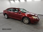 ✅ 2012 Chrysler 200 Touring • VIN: 1C3CCBBB2CN107111 • Lot: 87105295. Wystawiony na Copart z przebiegiem 182 027 mil. Bezpłatny archiwum sprzedaży aukcyjnych z USA i szczegółowy raport historii pojazdu na DreamBid. Zdjęcie 4.