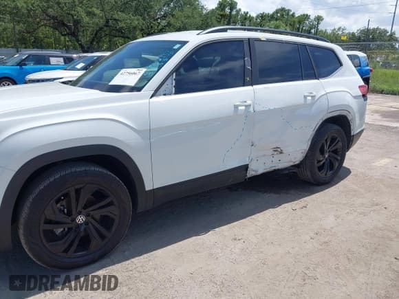 ✅ 2023 Volkswagen Atlas SE • VIN: 1V2WR2CA7PC539559 • Lot: 42756067. Wystawiony na IAAI z przebiegiem 44 364 mil. Bezpłatny archiwum sprzedaży aukcyjnych z USA i szczegółowy raport historii pojazdu na DreamBid. Zdjęcie 6.