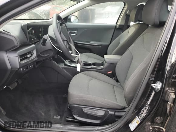 ✅ 2025 Kia K4 LXS • VIN: 3KPFT4DE8SE113574 • Лот: 93068055. Опубликован ранее на Copart с пробегом 14 863 миль. Бесплатный доступ к архиву аукционных продаж из США и подробный отчёт об истории автомобиля на DreamBid. Изображение 7.