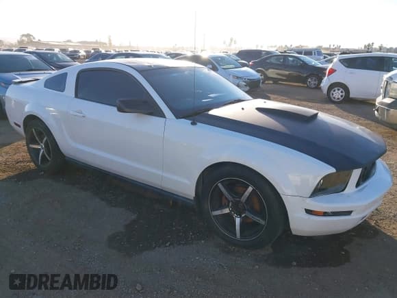 ✅ 2007 Ford Mustang Deluxe • VIN: 1ZVHT80N475210616 • Lot: 43895736. Listed on IAAI with 205,099 mi. Free auction sales archive from the USA and detailed vehicle history report at DreamBid. Image 1.