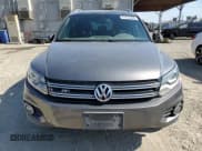 ✅ 2014 Volkswagen Tiguan S • VIN: WVGAV3AX8EW009418 • Lot: 61044445. Wystawiony na Copart z przebiegiem 100 302 mil. Bezpłatny archiwum sprzedaży aukcyjnych z USA i szczegółowy raport historii pojazdu na DreamBid. Zdjęcie 5.