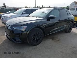 ✅ 2024 Audi Q8 e-tron • VIN: WA16AAGE2RB031437 • Лот: 41761720. Опубликован ранее на IAAI с пробегом 19 579 миль. Бесплатный доступ к архиву аукционных продаж из США и подробный отчёт об истории автомобиля на DreamBid. Изображение 2.
