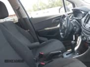 ✅ 2020 Chevrolet Trax LS • VIN: 3GNCJKSB1LL129013 • Lot: 42991541. Wystawiony na IAAI z przebiegiem 132 411 mil. Bezpłatny archiwum sprzedaży aukcyjnych z USA i szczegółowy raport historii pojazdu na DreamBid. Zdjęcie 5.