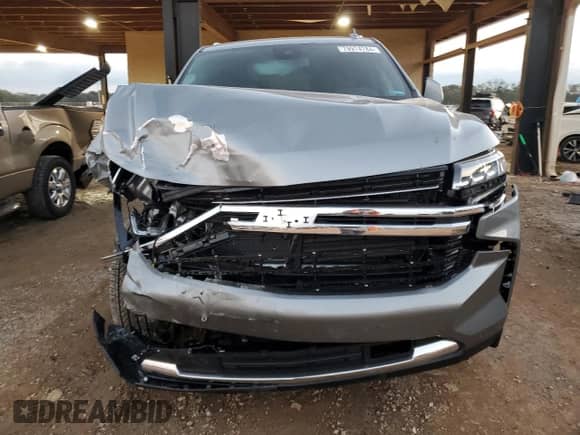 2024 Chevrolet Suburban LT z VIN 1GNSCCKDXRR331850, wystawiony jako Copart lot #79974784 z przebiegiem 4 611 mil mil oraz Czysty tytuł • Clean title. Historia ofert i sprzedaży dostępna na DreamBid. Obrazek 5.