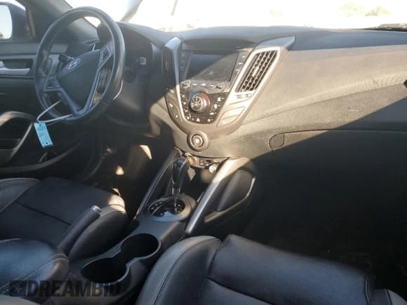 ✅ 2016 Hyundai Veloster Turbo • VIN: KMHTC6AE9GU273003 • Lot: 74305913. Wystawiony na Copart z przebiegiem 108 410 mil. Bezpłatny archiwum sprzedaży aukcyjnych z USA i szczegółowy raport historii pojazdu na DreamBid. Zdjęcie 8.