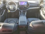 ✅ 2024 Toyota Highlander LE • VIN: 5TDKDRAHXRS539869 • Лот: 92416425. Опубликован ранее на Copart с пробегом 13 707 миль. Бесплатный доступ к архиву аукционных продаж из США и подробный отчёт об истории автомобиля на DreamBid. Изображение 8.