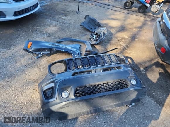 ✅ 2022 Jeep Renegade Altitude • VIN: ZACNJDE16NPN63919 • Лот: 82153355. Опубликован ранее на Copart с пробегом 18 576 миль. Бесплатный доступ к архиву аукционных продаж из США и подробный отчёт об истории автомобиля на DreamBid. Изображение 13.